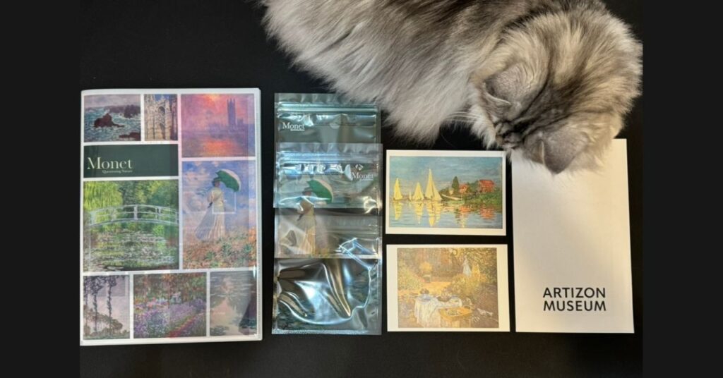 アーティゾン美術館内のミュージアムショップで購入したモネのクリアファイル、ジッパーバッグ、ポストカード